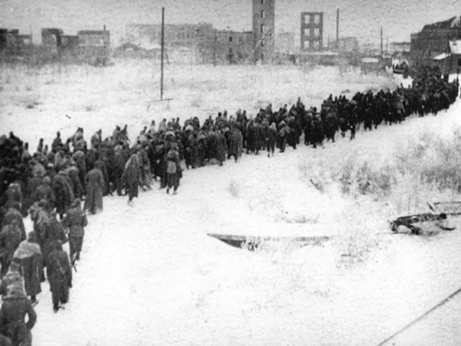 Бой в плену. Сталинград 1943 пленные немцы. Сталинградская битва пленные немцы. Сталинградская битва немцы плен. Армия Паулюса под Сталинградом.