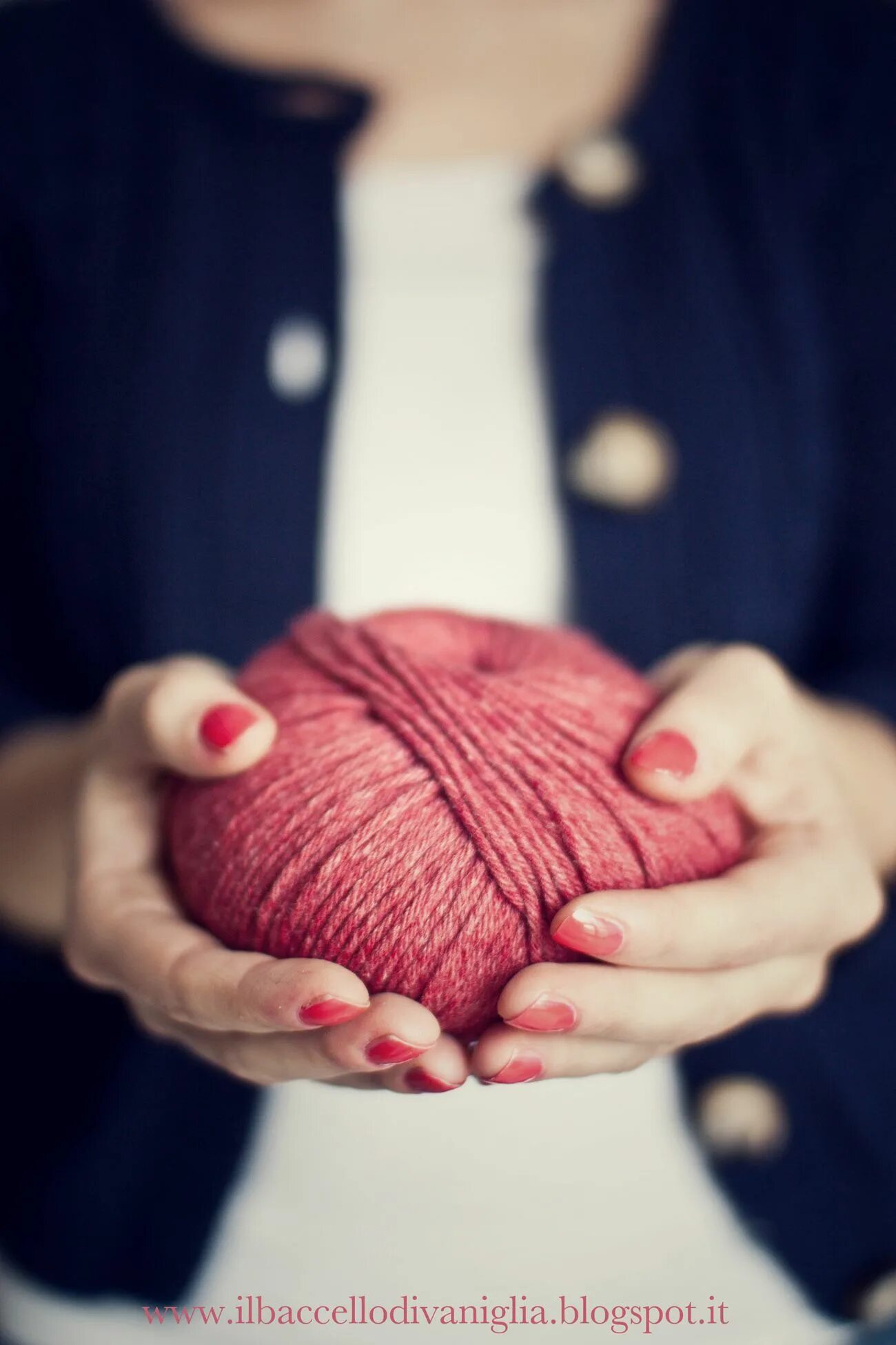 Клубок ниток в руках. Человек держит в руках клубок ниток. Пряжа руками. Моток ниток в руках. Клубок пряже зеленый.