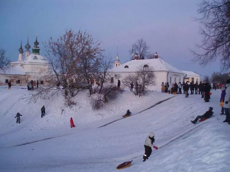 Суздаль зимой горки. Гтк суздаль зимой. Горка в суздале. Горка в суздале. Большие горки в суздале.