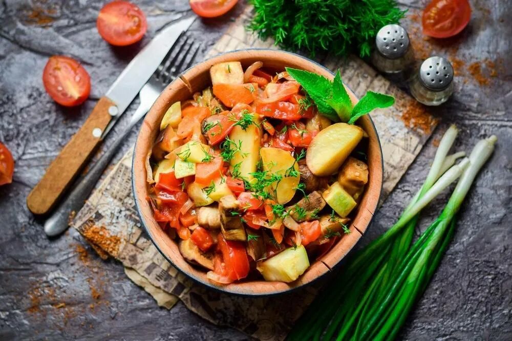 Блюдо с картошкой и овощами