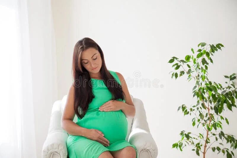 Беременной женщины. Девушка рожает сидя. Беременная женщина сидит. Pregnant labor. Беременная в машине.