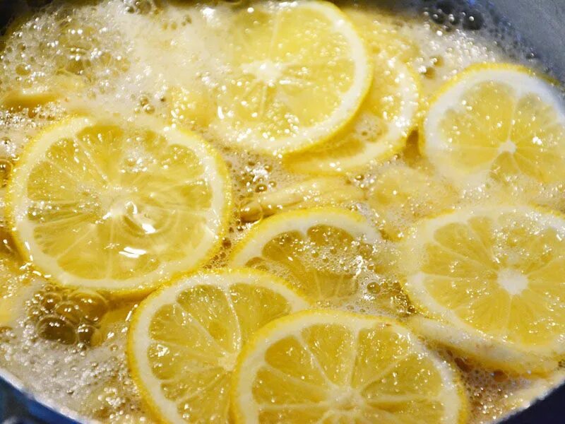 вареные лимоны. вареные лимоны в кастрюле. варёный апельсин. жареные лимоны. жареные лимоны.
