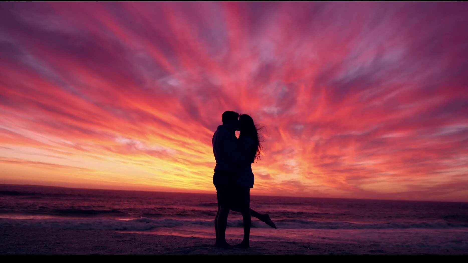 Любовь на закате. Пара на закате. Sunset kiss. Happy birthday wishes for husband. Влюбленные на закате.