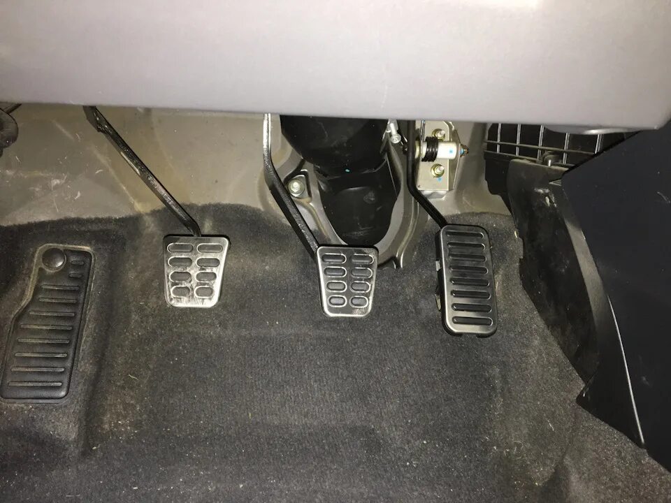 Датчик педали ниссан альмера классик. Накладки на педали nissan almera classic b10. ниссан альмера 2007 заглушка педали газа. педали солярис 2.