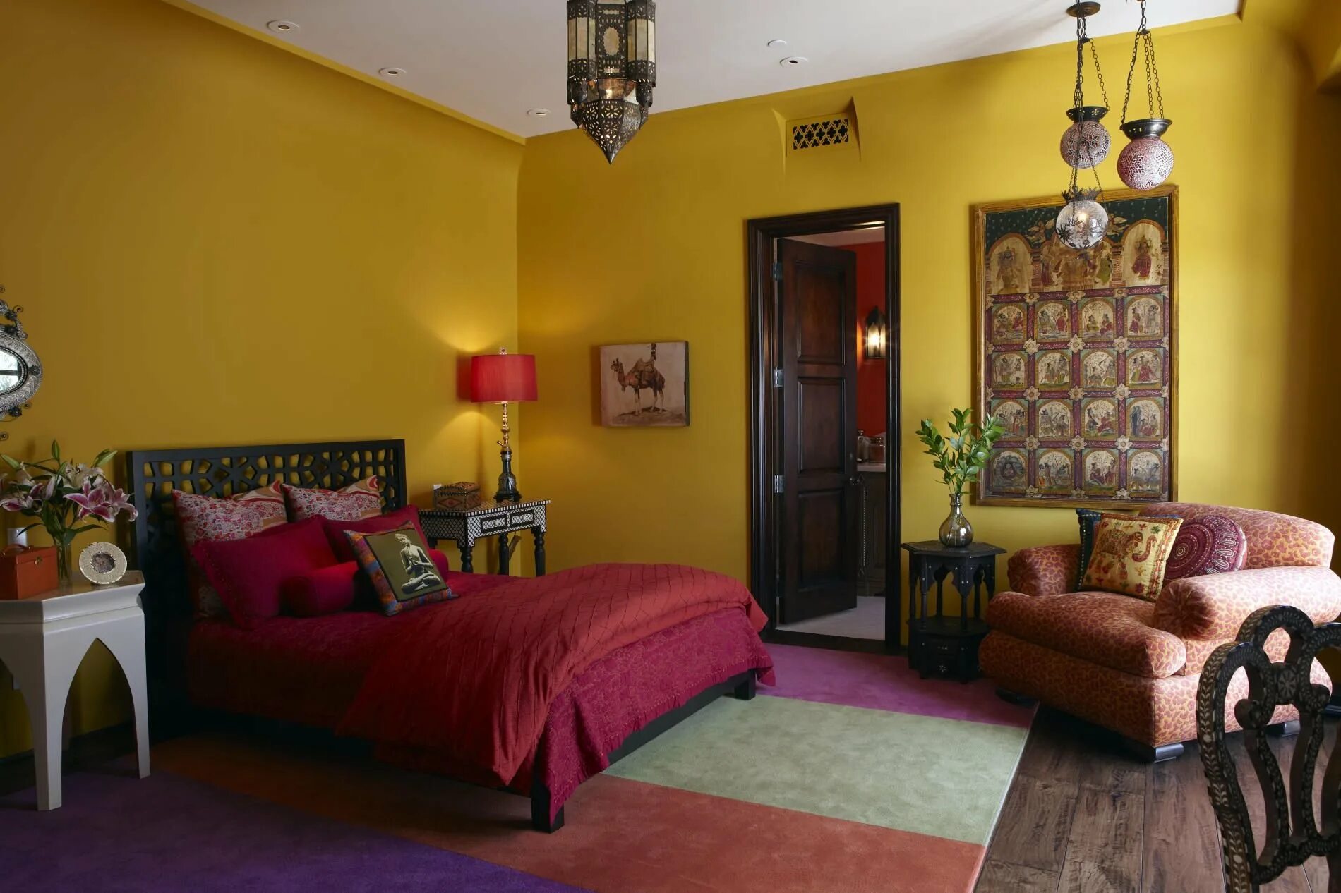 Колониальный стиль в интерьере спальни Индия. Колониальный стиль в Индии. Желтый цвет в интерьере. Спальня в горчичном цвете. Горчичные обои