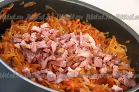 Капуста тушеная с ребрышками на сковороде свиными