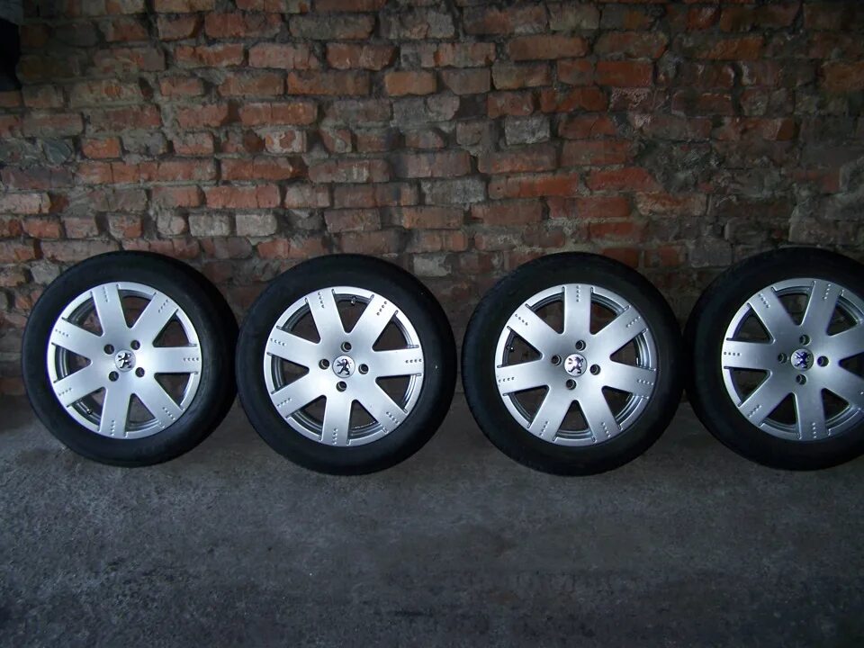 Диски 205/55 r16. Диски16.на Нисан атлас с покрышками Красноярск ий край 5шпиленые.