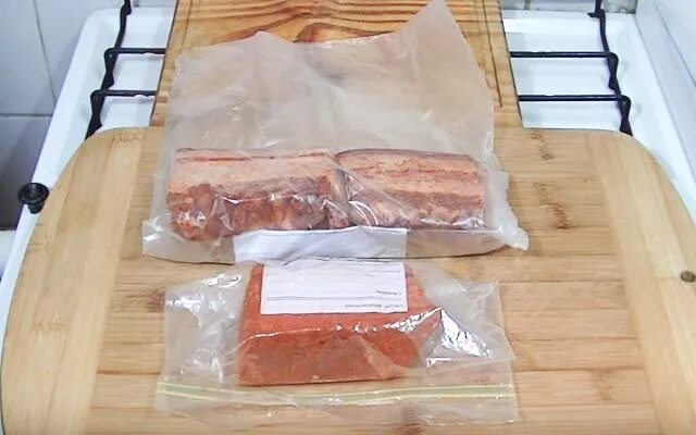 Шпик по домашнему этикетка. Как хранить сало. Сало в луковых шкурках. Сало соленое в коробке. Этикетка сало соленое.