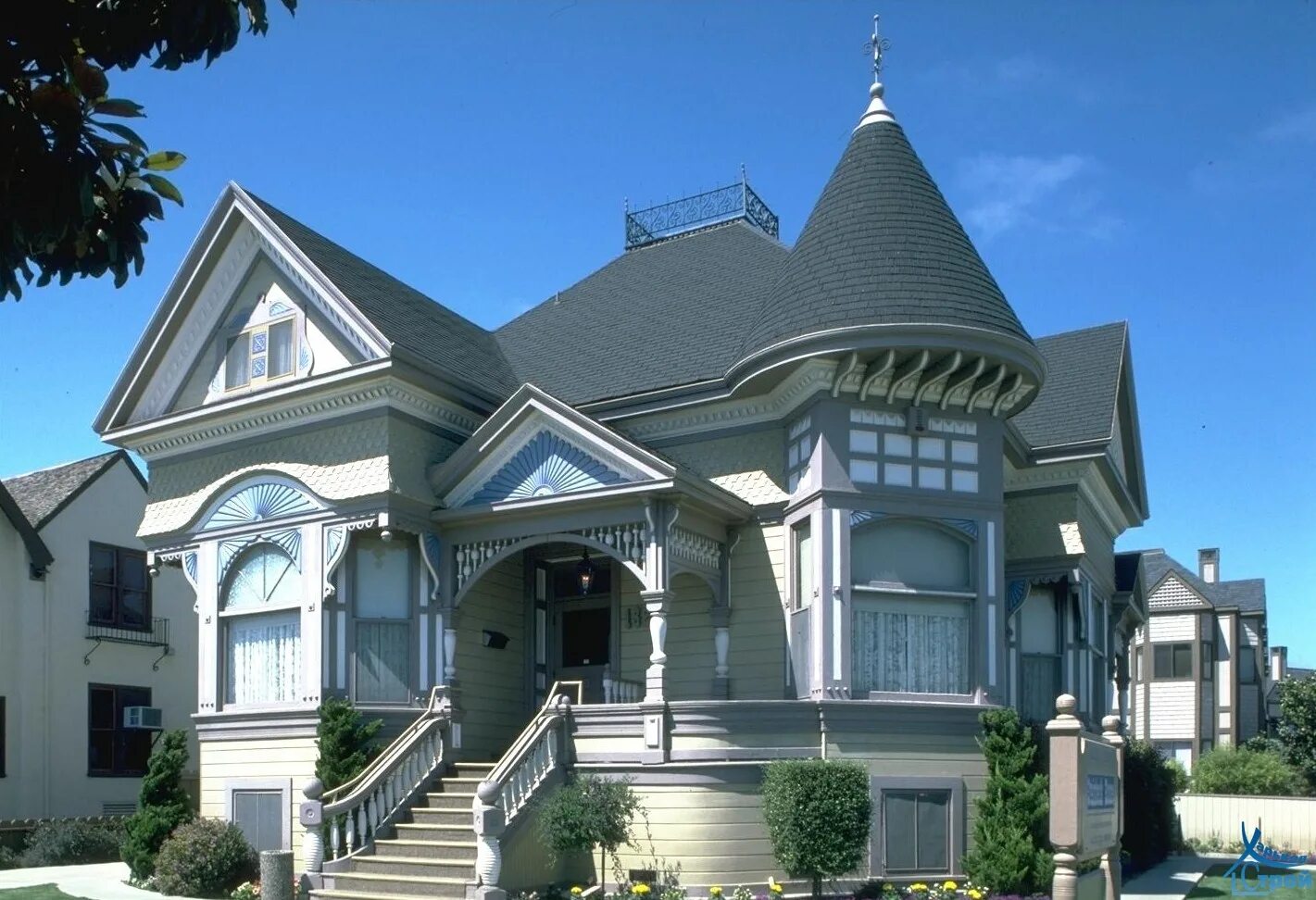 Очень красивый дом. Красивый двухэтажный дом с бассейном. Коттедж в стиле модерн. Три снаружи. Таунхаусы чикаго.