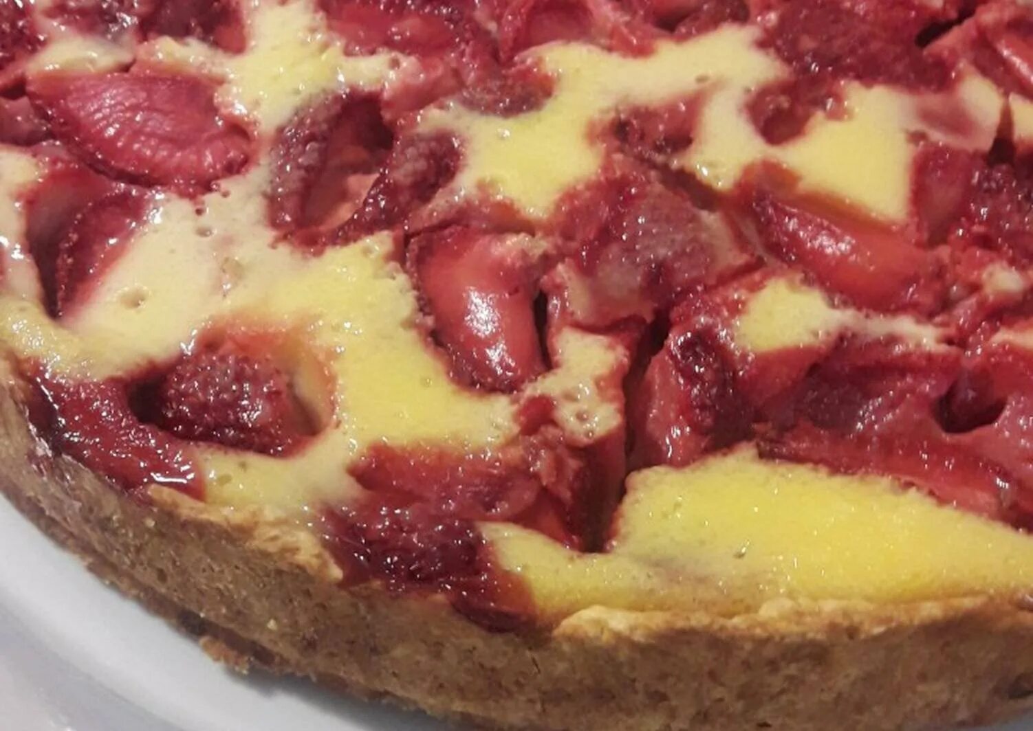 Пирог со сметаной и клубникой. Пирог со сметаной и клубникой. Пирог со сметанной заливкой. Клубничный пирог со сметанной заливкой. Заливной пирог с клубникой.