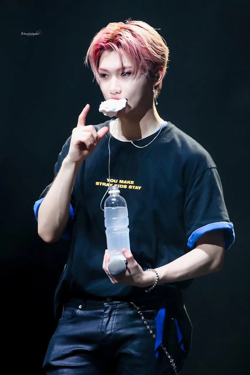 Феликс из stray kids maniac. У феликса есть девушка из стрей кидс. Феликс айдол. Феликс в шортах stray kids. Феликс stray kids.