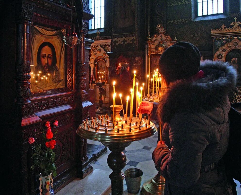 Православный храм. Свечи в храме. Человек молится в храме. Люди в храме. Можно ли молиться перед иконой