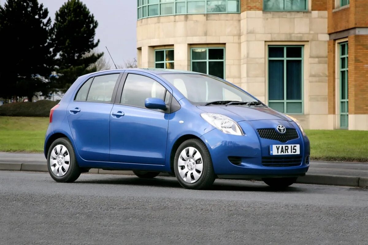 Тойота ярис серая. Тойота ярис 2005. Тойота ярис фреон. Toyota yaris 2010. Тойота ярис фреон.