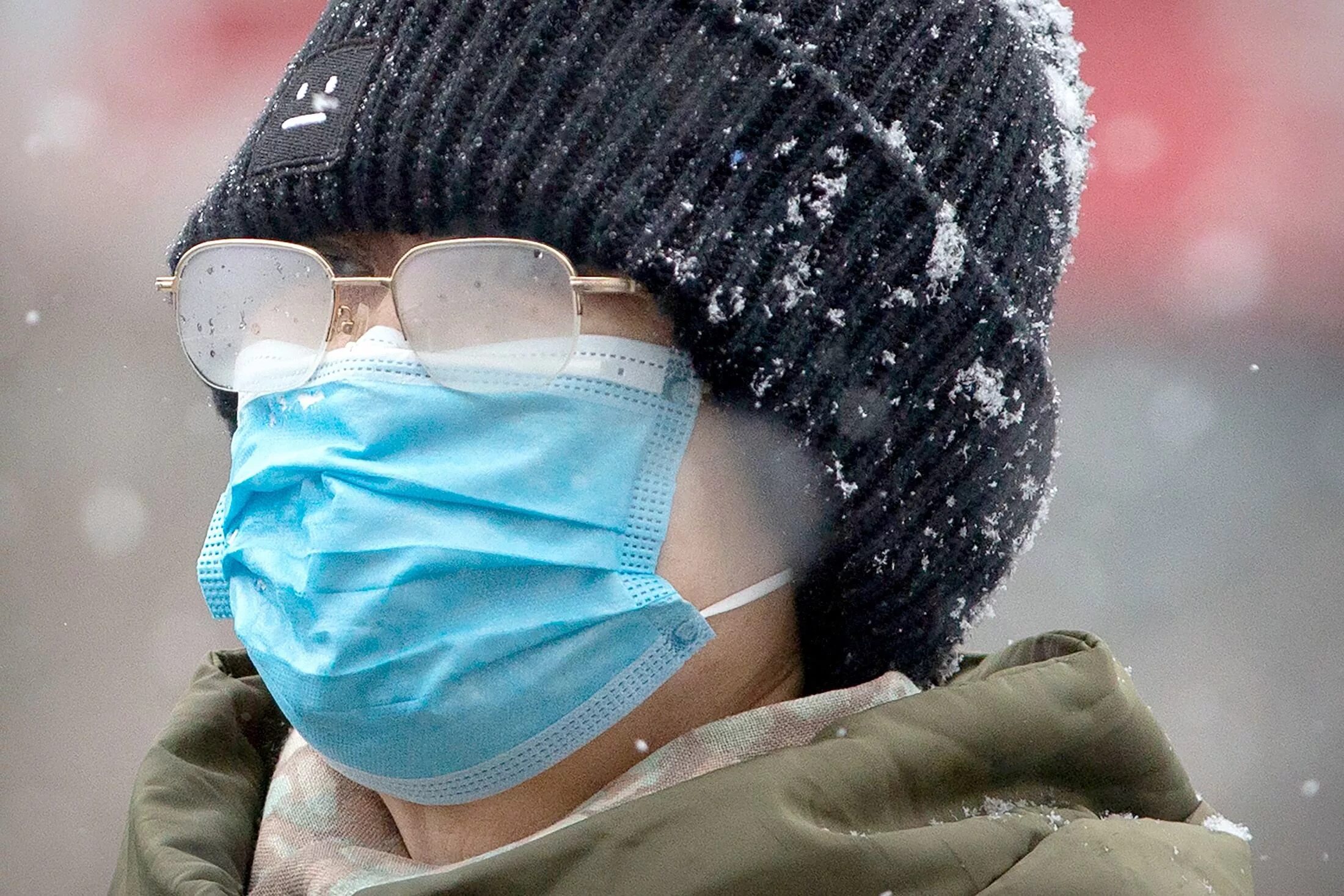 Почему с мороза запотевают очки. Девушка в медицинской маске зимой. Человек в маске от Мороз. Маска Мороза. Люди в масках на улице зимой.