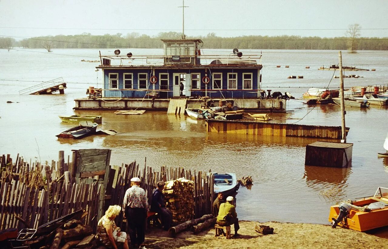 Пристань мужи. Самара Самара 1979 год разлив Волги. Волга половодье Самара. Самара река Волга разлив. Город Куйбышев на Волге затопленный.