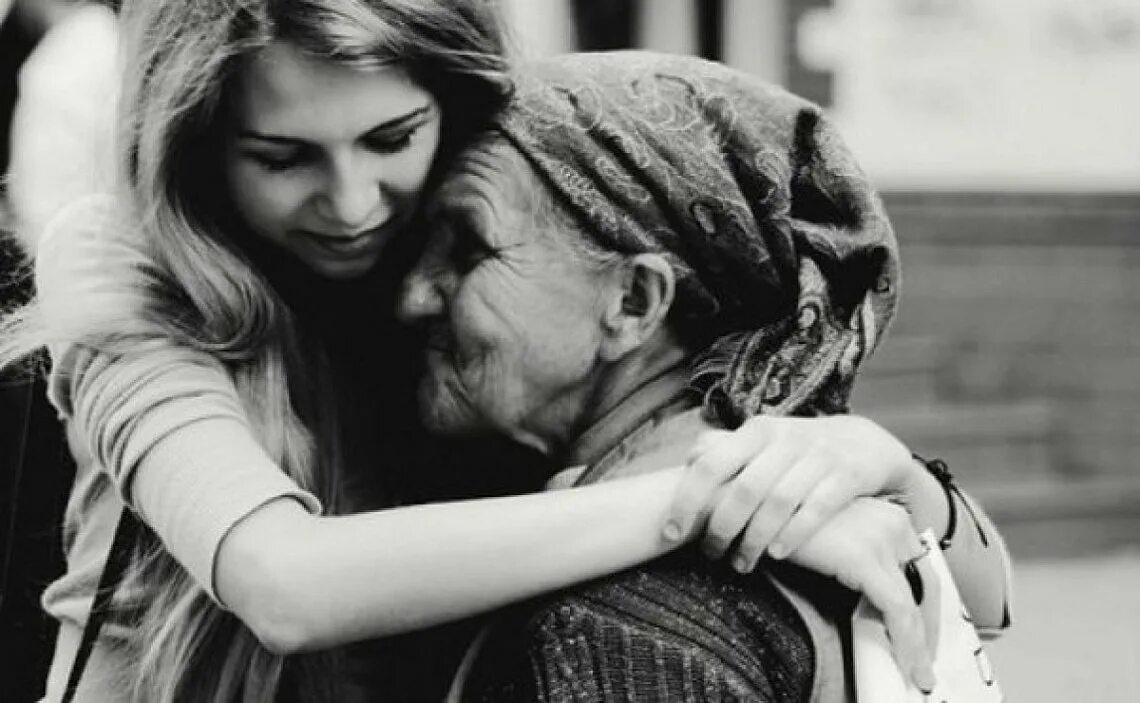 Ребенок для матери цитаты. Статусы про маму. Обнимает старую мать. Время близко мама. Объятия родных людей.