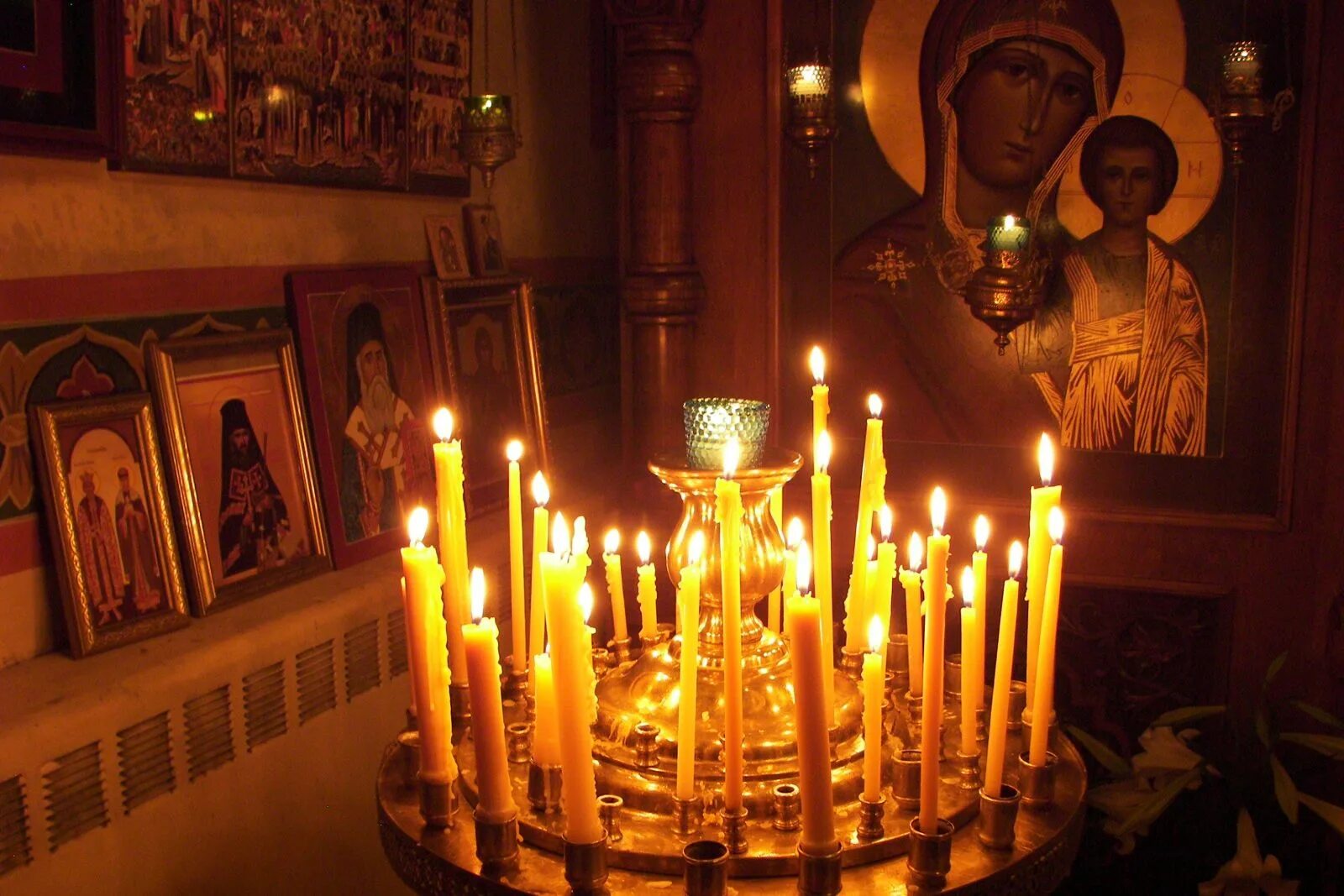 Где ставят свечи за упокой в церкви