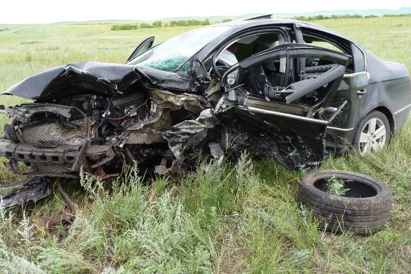 Volkswagen passat b6 битый. Разбитый пассат б5 седан. Пассат после дтп. Volkswagen пассат разбитый. Пассат после дтп.