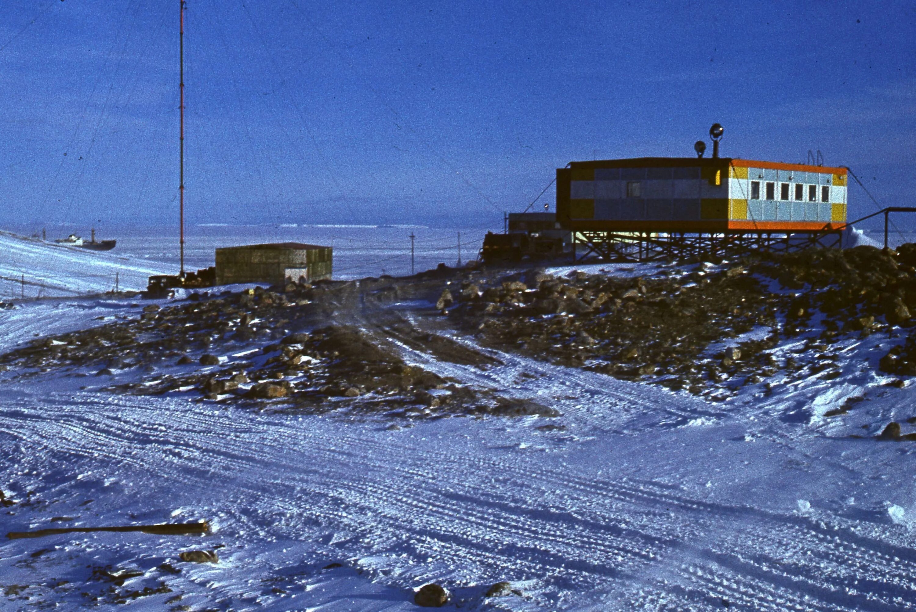 Первые антарктические станции. Молодёжная (антарктическая станция). Станция Молодежная в Антарктиде. Научная станция Молодёжная в Антарктиде. Полярная станция Молодежная.