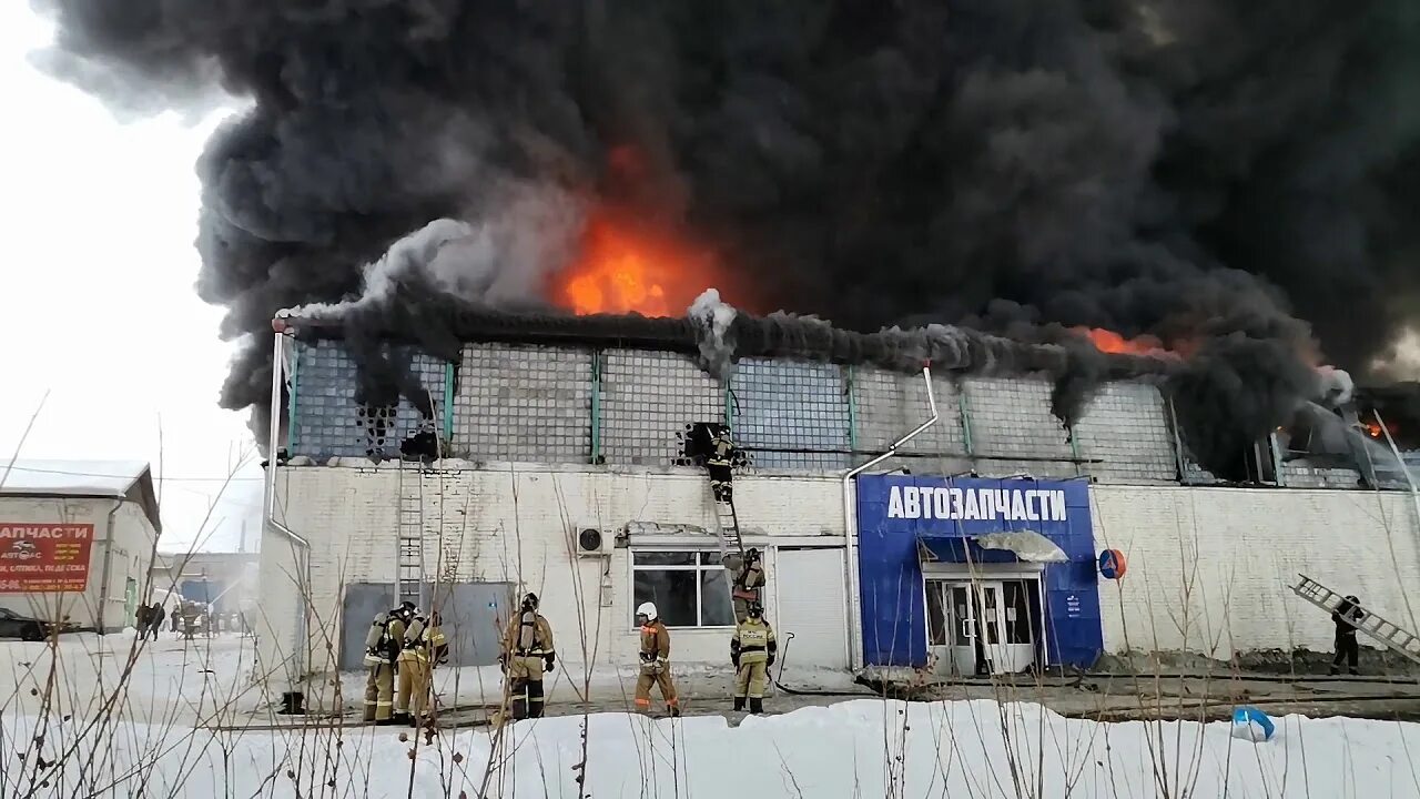 Траур в красноярске. Пожар Автотрейд в Красноярске. Пожар на Калинина Автотрейд Красноярск. Пожар на улице Калинина Красноярск. Калинина 60 Красноярск пожар.