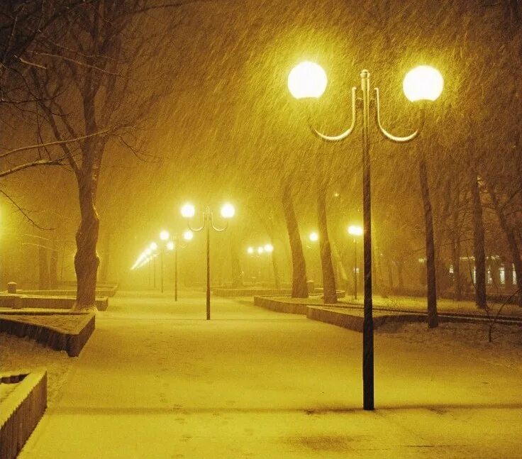 Идем под фонарем желтым фонарем. Тусклый желтый свет. Человек под фонарём в темноте. Вечерняя прогулка. Ночной парк.