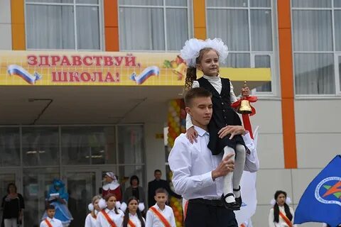 На горе у школы большая