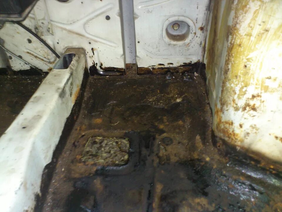 Заз 968 люк в днище. Бак заз 968. Зачем лючок в поле запорожца. Запорожец люк для зимней рыбалки. Багажник заз 968м.
