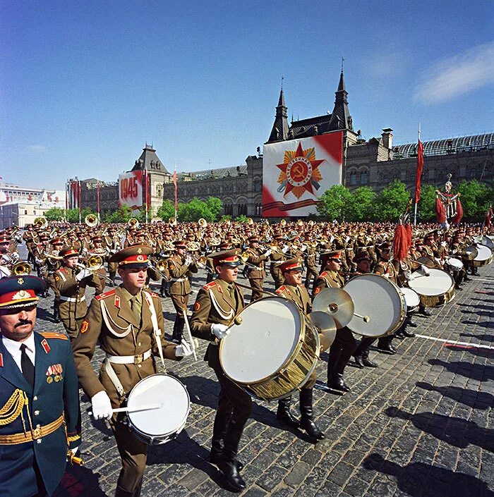 Парад 9 мая 1990 года на красной площади. Парад 9 мая 1985 года на красной площади в Москве. Парад Победы 1945 оркестр. Военный оркестр на параде.