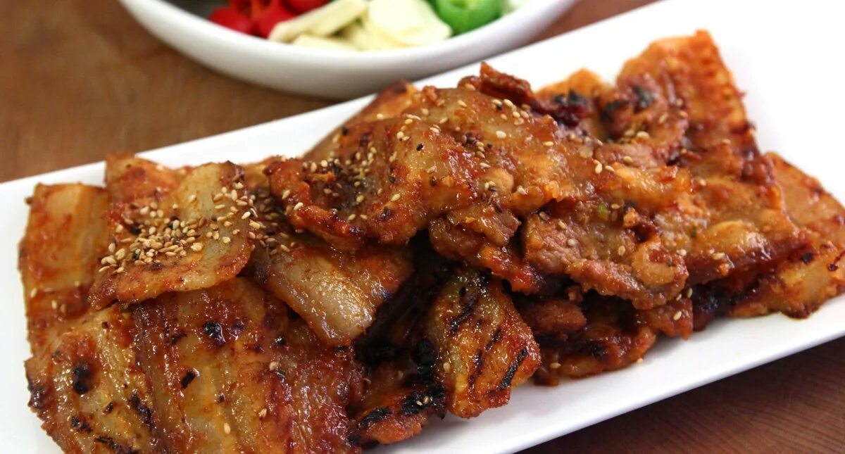 Мясо свинины по корейски. Свинина пулькоги. Свинина по корейски. Свинина с овощами корейское блюдо. Жареная свинина по корейски.