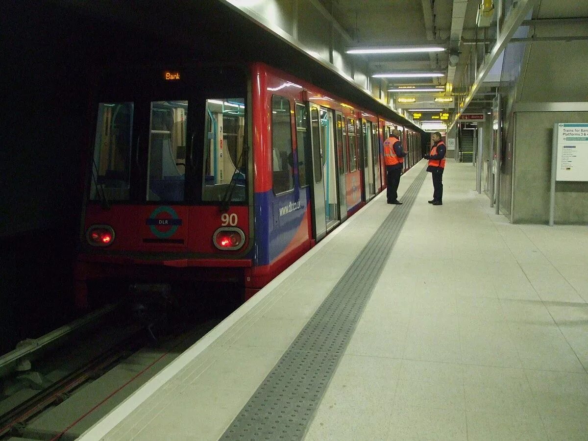 Лондонская подземка DLR. Доклендское лёгкое метро. Docklands London метро. Метро Вулвич Арсенал. Unit 90