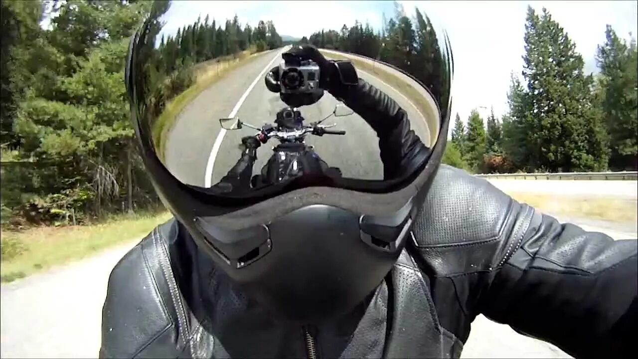 Сук я в шлеме. Мотоциклист в шлеме. мотоциклетный шлем с очками. селфи на мотоцикле в шлеме. отражение в шлеме.