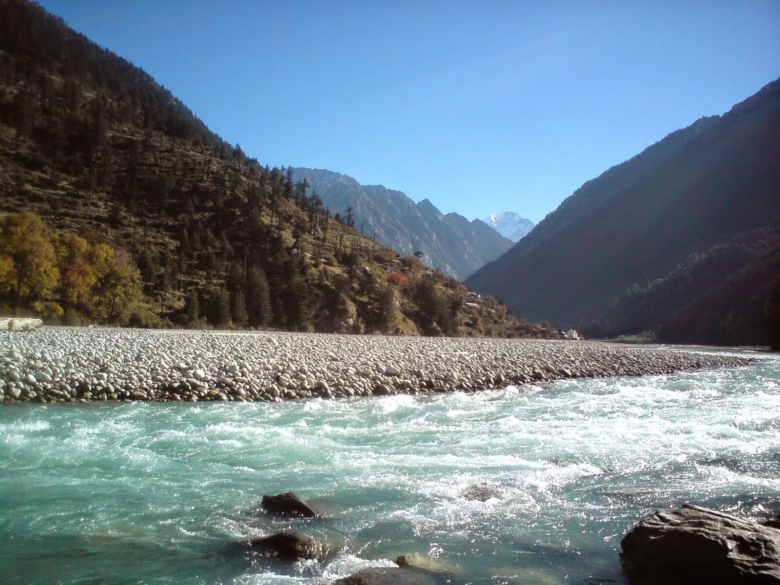 Река Ганга в Гималаях. В горах Индии река ганг. Река ганг индийские Гималаи.