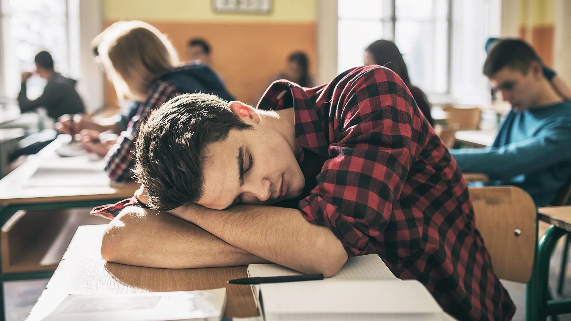 During class. Уставший школьник. фото для профиля про учёбу милые. sleeping class. sleeping in class.