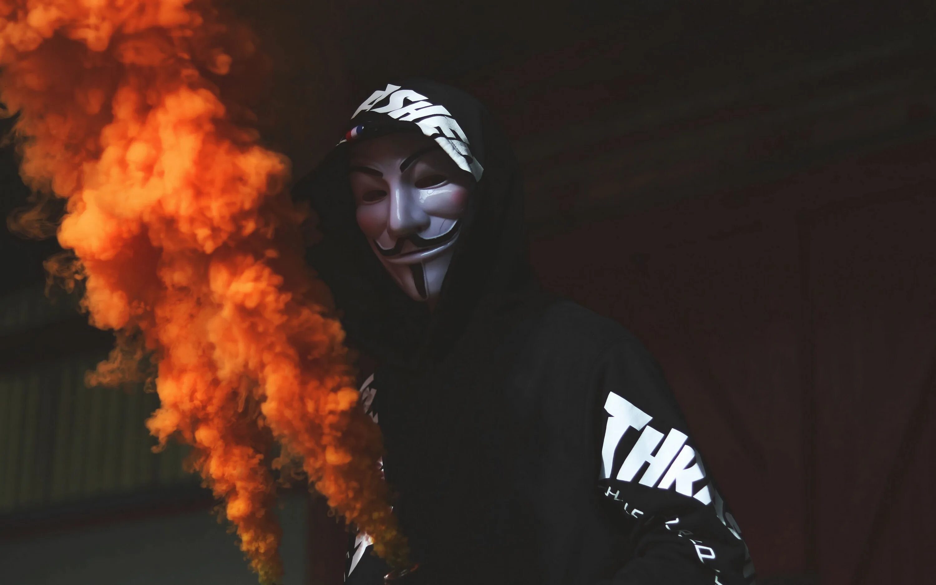 Девушка и огонь. Чел в маске с дымовухой. Девушка в ярости. Фаер лицо. Маска с дымом.