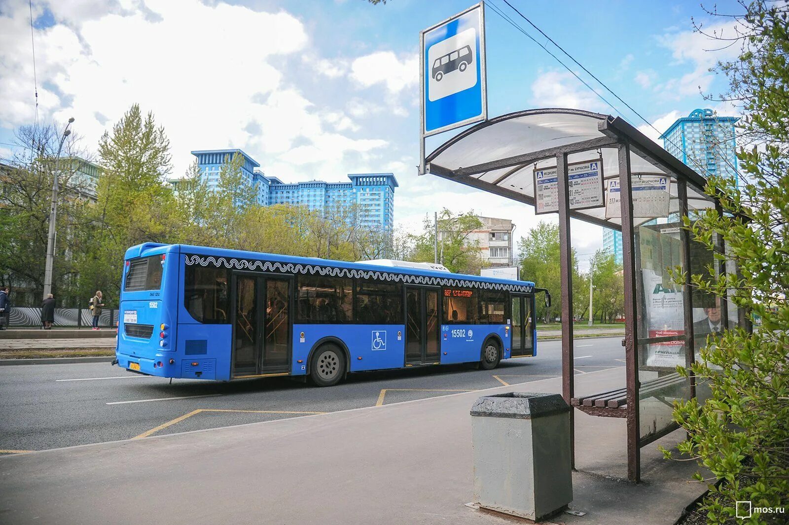 Остановка синий. Автобусная остановка. Автобусная остановка с автобусом. Остановки городского транспорта. Автобус возле остановки.