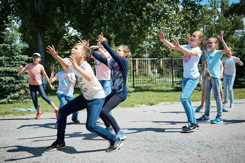 Час подвижных игр. Летний лагерь. Игры на улице в лагере. Дети на улице летний лагерь. Игры на улице летом для лагеря.