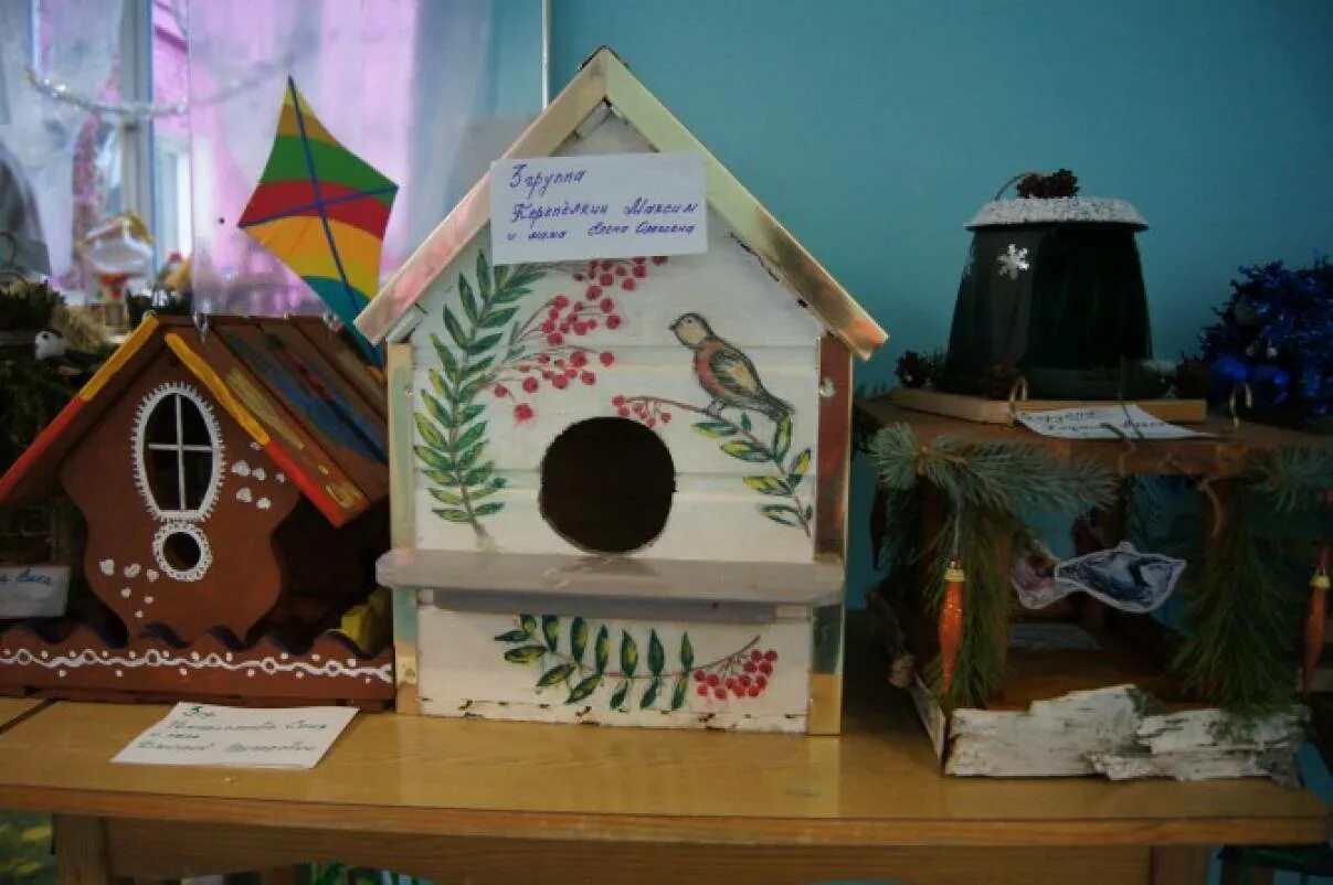 Кормушки для птиц в доу. Кормушка для птиц в детский сад. Кормушки из картонных коробок. Кормушки для птиц в доу. Птицы на кормушке в зимнем саду.