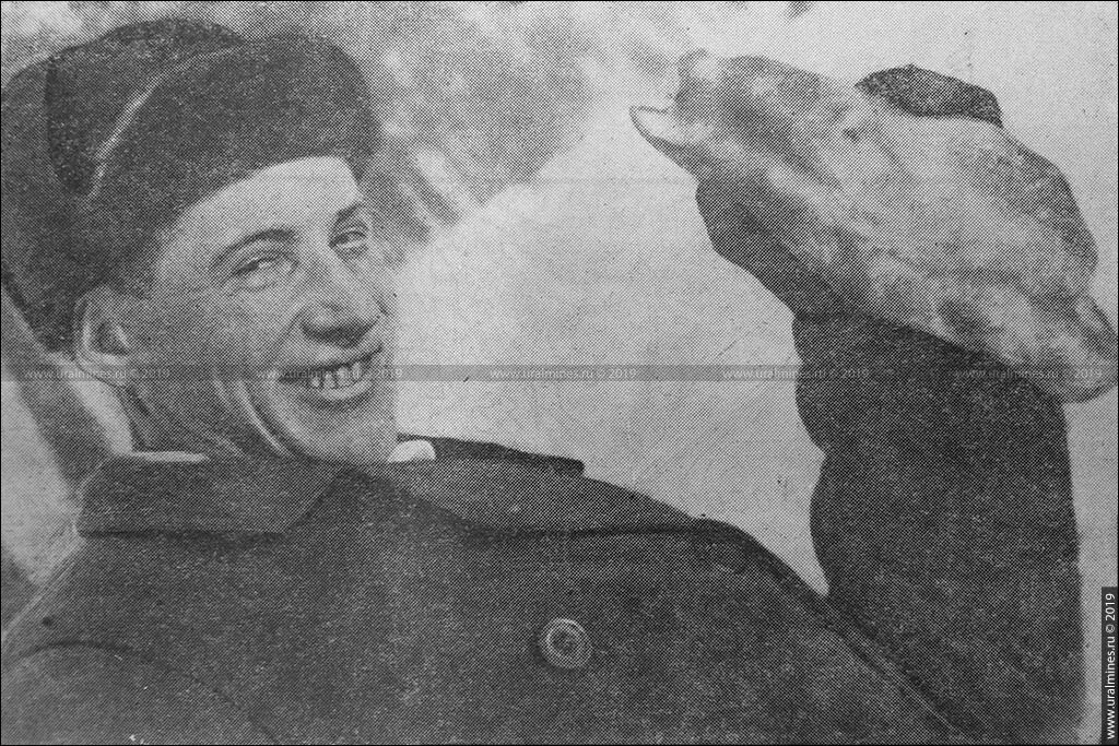 Командир в течение нескольких. Утесов Одесский самородок. Патриотический экскурс Покрышкин «Сибирский самородок. Колыма мужчина держит самородок старое фото.