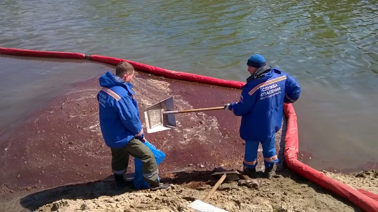 Россия без воды. Река Ангара Усолье Сибирское. Загрязнение ангары в Усолье Сибирском. Усолье-Сибирское экологическая катастрофа. Разлив нефтепродуктов на реке.