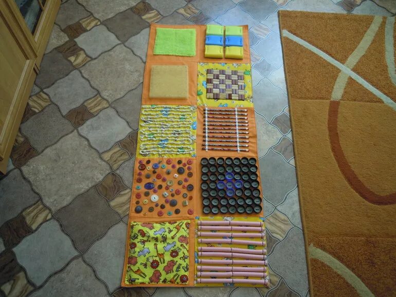 Массажный коврик для детей своими руками. Массажные дорожки для детского сада своими руками. Массажные коврики для детей своими руками в детском саду. Ортопедический коврик пазл ортодон. Орто-коврики массажные детские.