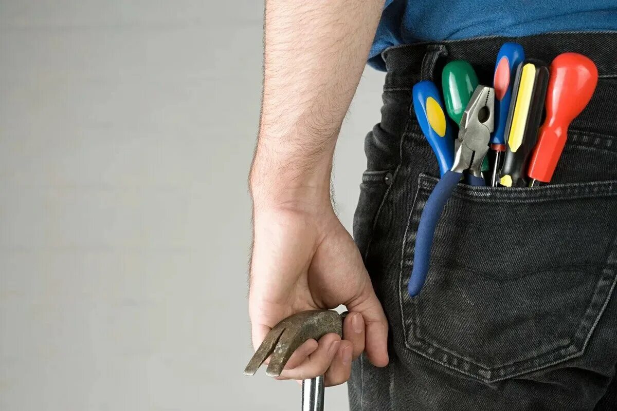 Man tools. Отвертка для кармана. Отвертка в руке. Руки с инструментами. Мужчина с инструментом.