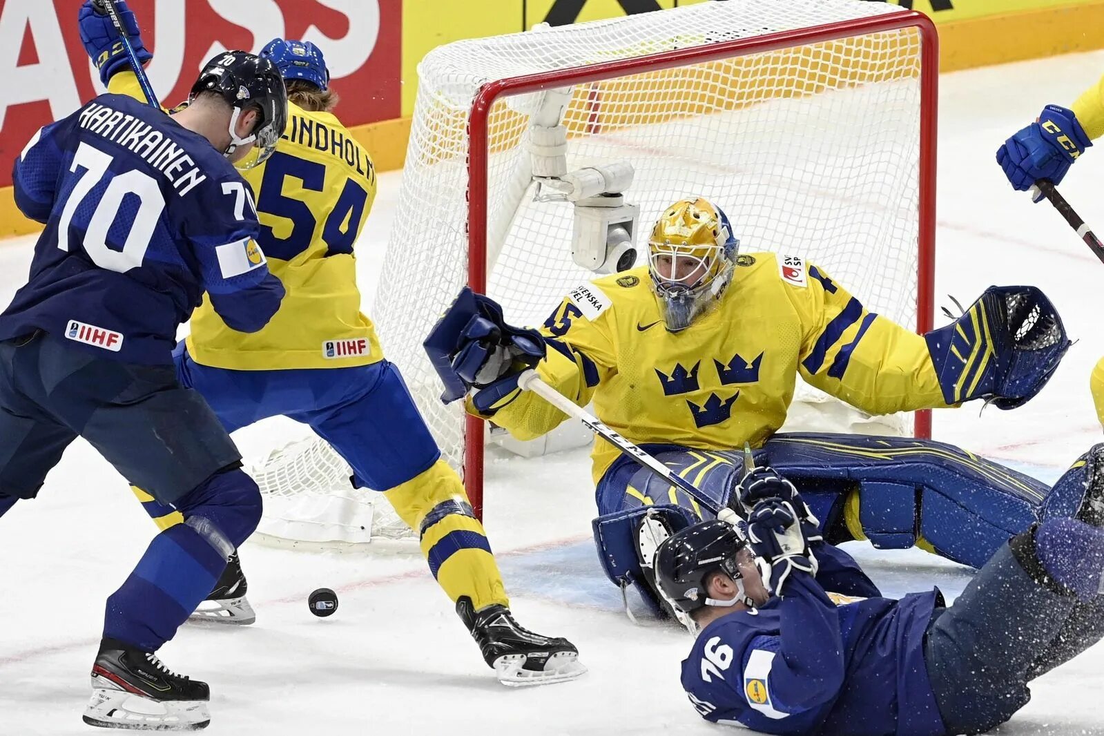 Матч хоккея швеция. Сборная Швеции 2022. Финляндия Швеция хоккей. Сборная Швеции по хоккею. Финны и шведы хоккей.