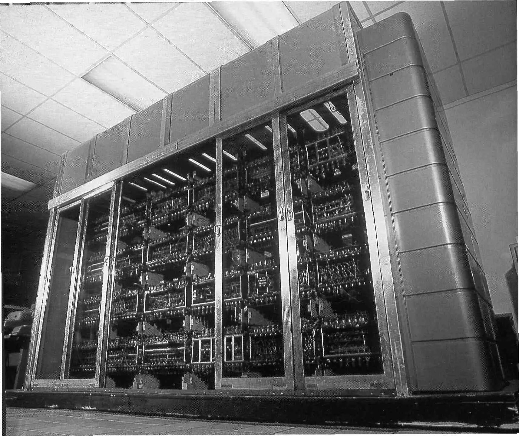 М 40 компьютер. Джон фон Нейман первый ЭВМ. JOHNNIAC компьютер. Первое поколение компьютеров с архитектурой фон Неймана. ЭВМ 1-го поколения.