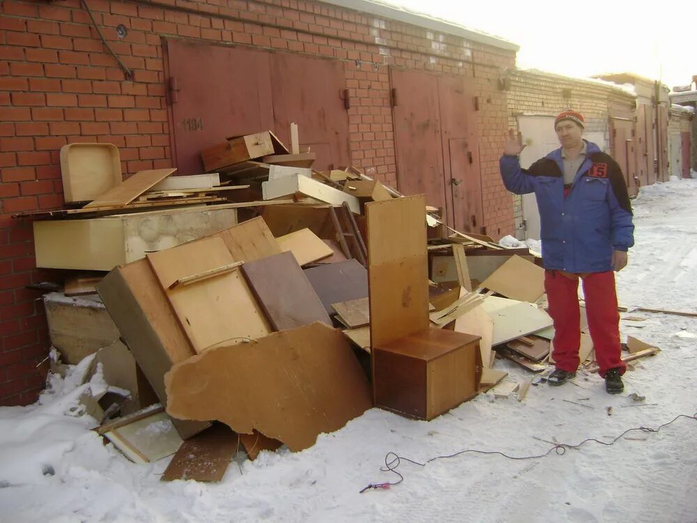 Вывоз разбор. Вывоз старой мебели. поломанная мебель. старая мебель грузчики. списанная мебель.