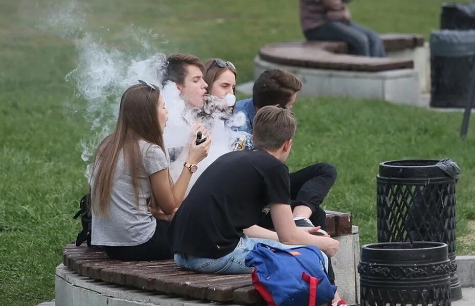 Дети курящие вейп