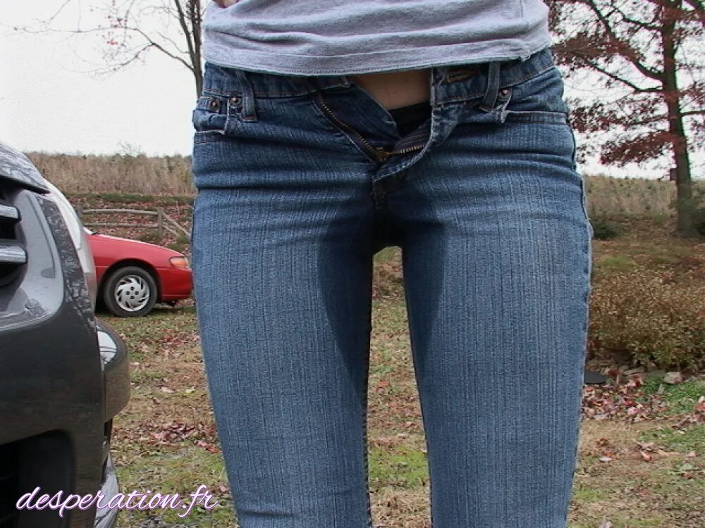 Peed in leggins. Wetting pants in car. Wetting в машине. Wetting в машине. Wet jeans jeans.