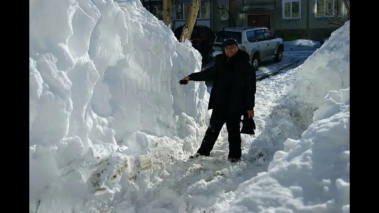 Там где не бывает снега сколько. Большие сугробы. очень много снега. гигантские сугробы. очень большие сугробы.