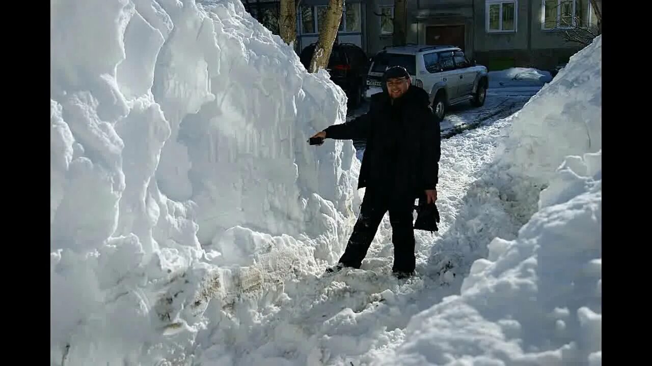 Высокие сугробы. Много снега. Огромные сугробы. Очень большие сугробы