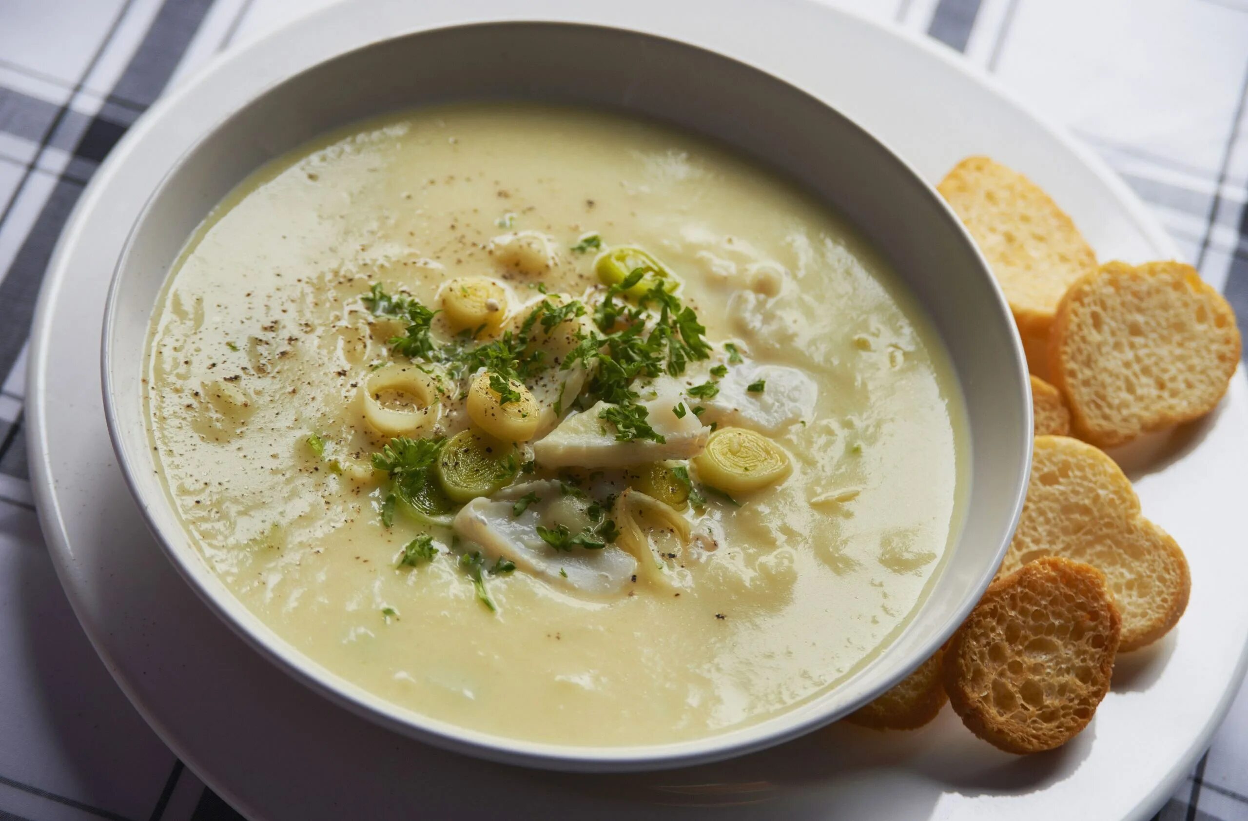 Суп пюре картошка курица. Суп пюре с луком пореем. суп с луком пореем.