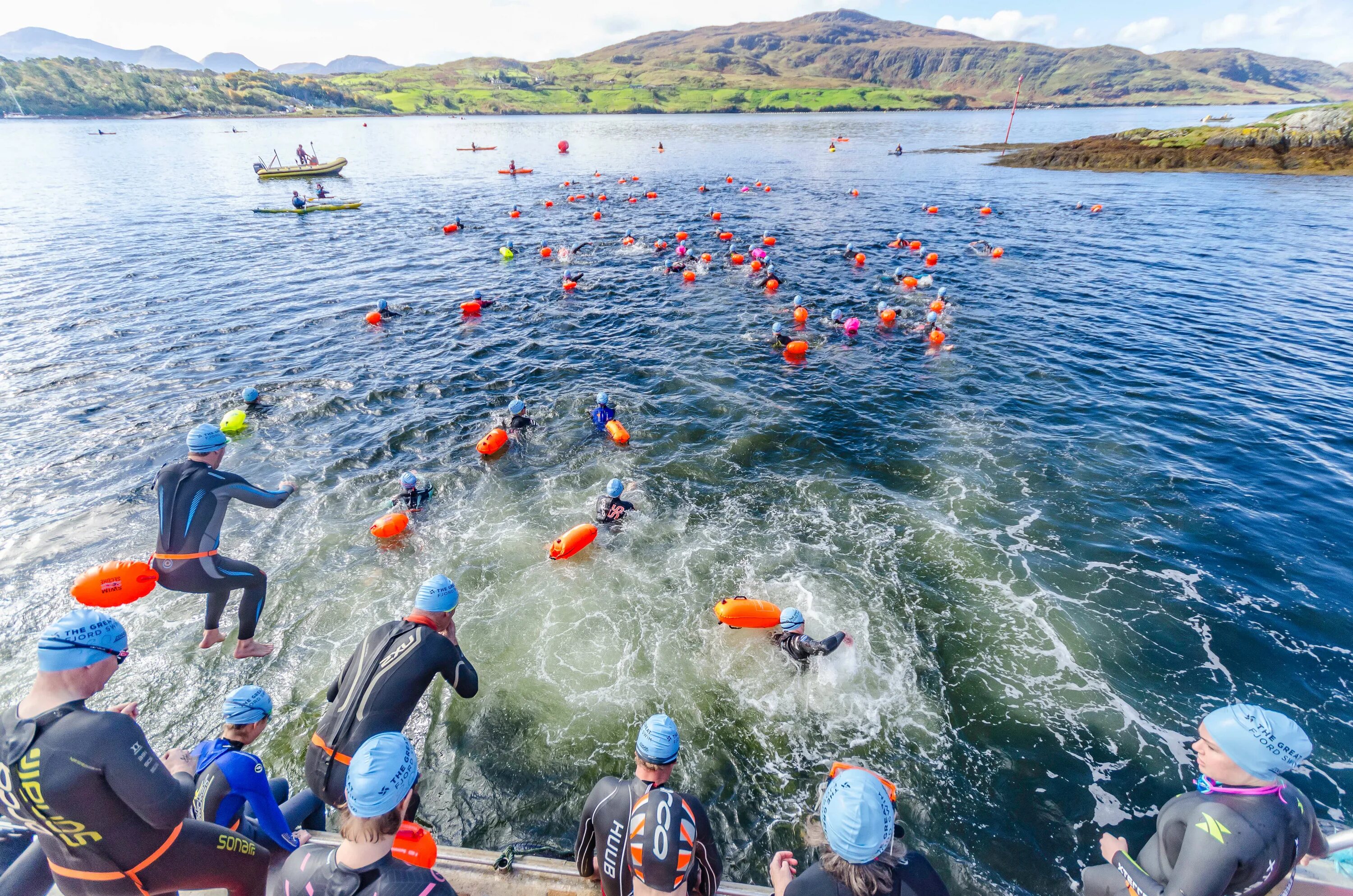 На открытой воде быстро. Свимран. Swimrun фото. Свимраны. Swim Run.